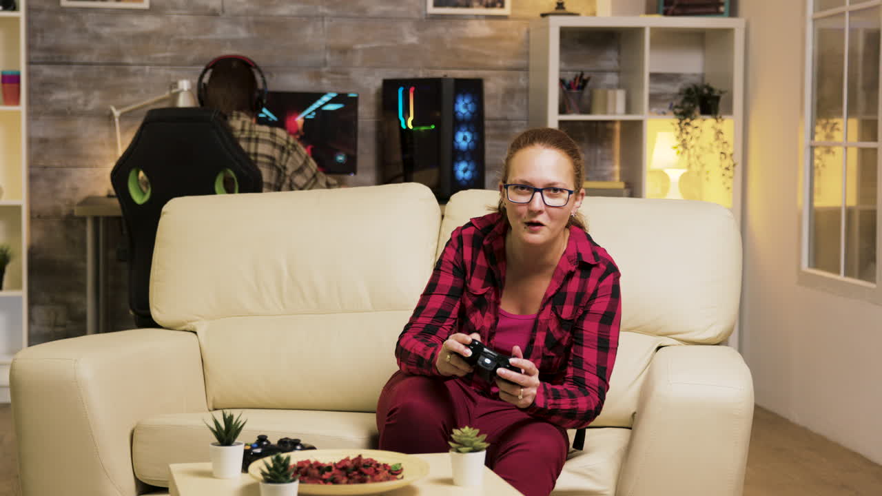 집에서 비디오 게임을 하는 여자
