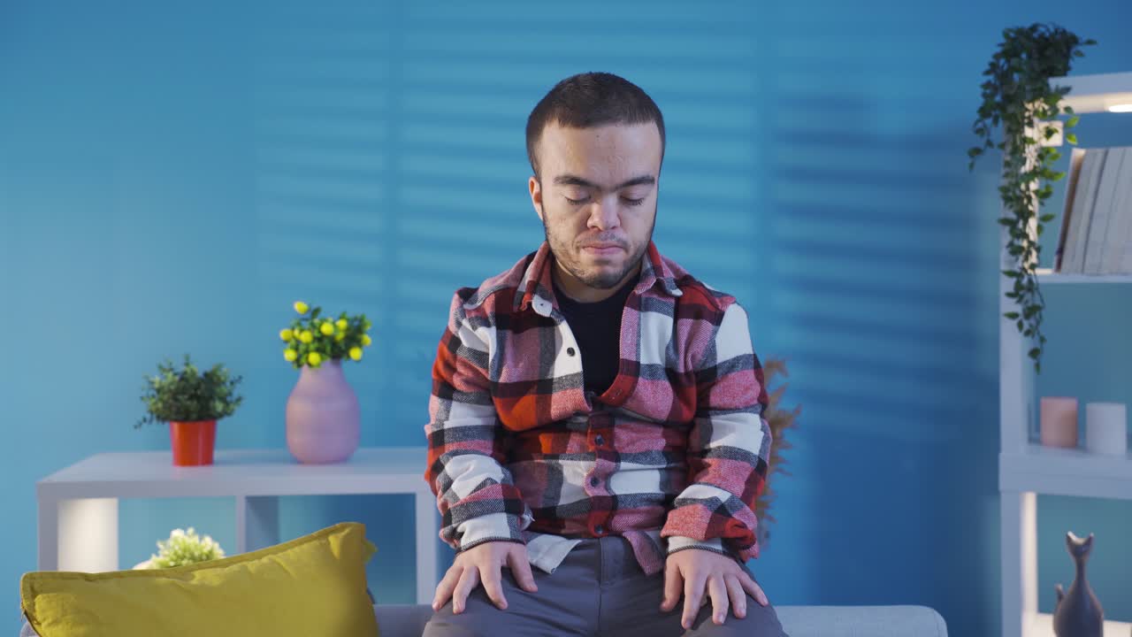 un joven aburrido y deprimido con enanismo es reflexivo e infeliz en casa.