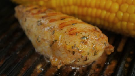 una pechuga de pollo deliciosamente sazonada en una sartén de hierro caliente