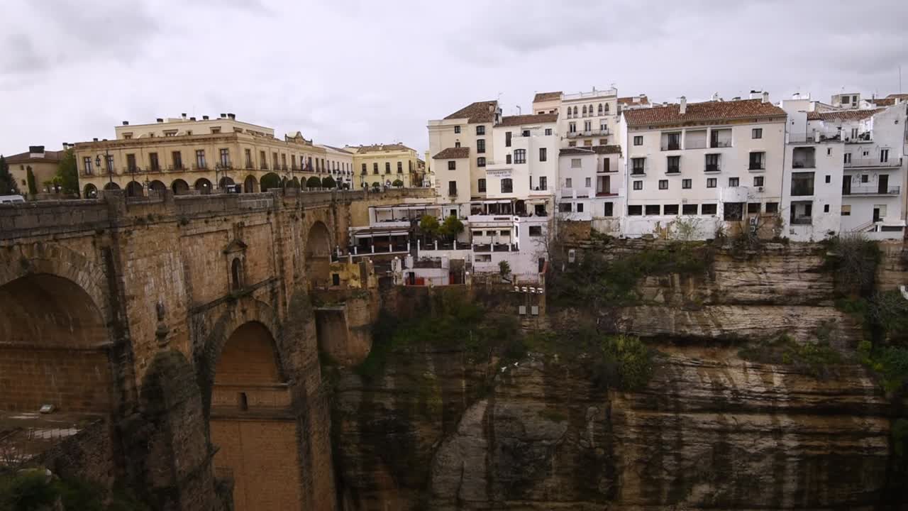 vista de gran angular sobre el puente nuevo y el desfiladero del tajo, y los edificios blancos de ronda, andalucia, españa