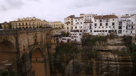 Vista-Panorámica-Sobre-El-Puente-Nuevo-Y-El-Desfiladero-Del-Tajo,-Y-Los-Edificios-Blancos-De-Ronda,-Andalucia,-España