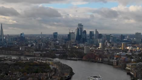 Una-Mirada-Cercana-A-La-Ciudad-De-Londres-Desde-Canary-Wharf,-Reino-Unido.