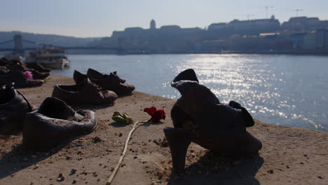 schoenen op de oever van de donau, gedenkteken in boedapest, arrow cross party