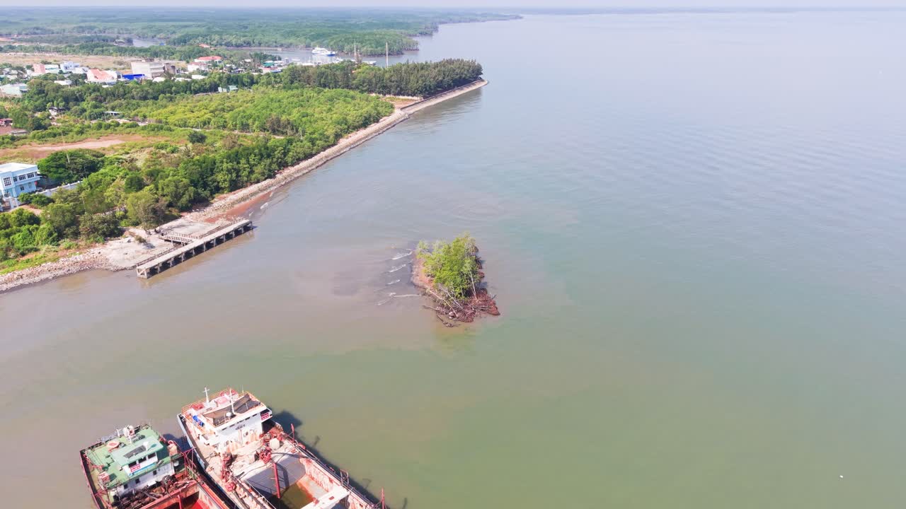 Vista aerea, rotazione inversa di 4 di una piccola isola vicino al punto panoramico
