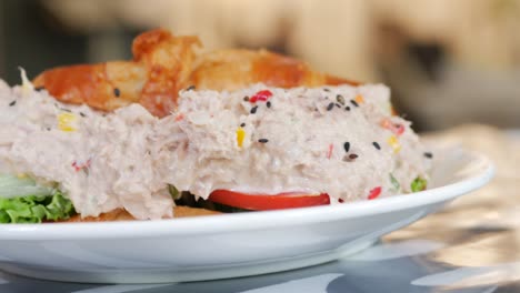 Thunfischsandwich-Mit-Mayonnaise-Auf-Einem-Teller-Auf-Dem-Tisch
