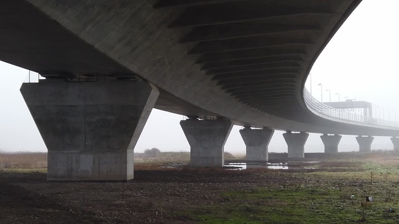 고속도로 고가 아래 유령 같은 안개 낀 콘크리트 지지 구조물