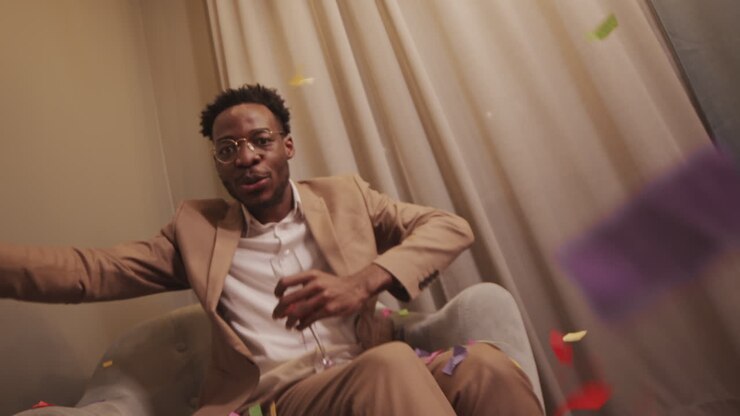 Ung afroamerikansk mand rapper til husfest