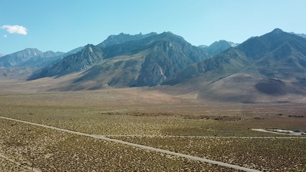 Veduta aerea con drone delle suggestive Alabama Hills e della valle desertica sotto il sole estivo.