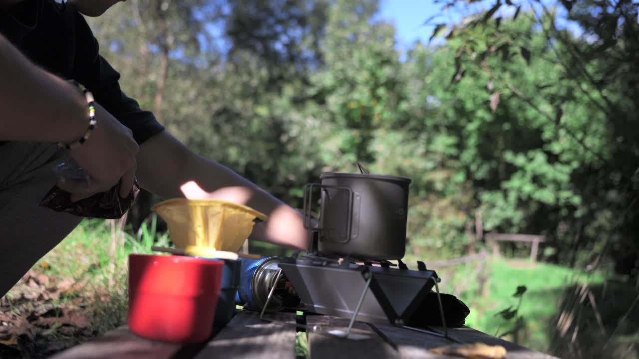 estufa de cocina en la naturaleza, al aire libre, camping