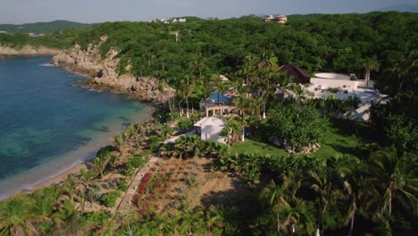 Vista-De-Drones-De-Los-Resorts-Mexicanos-En-La-Costa-Oaxaqueña-Al-Atardecer