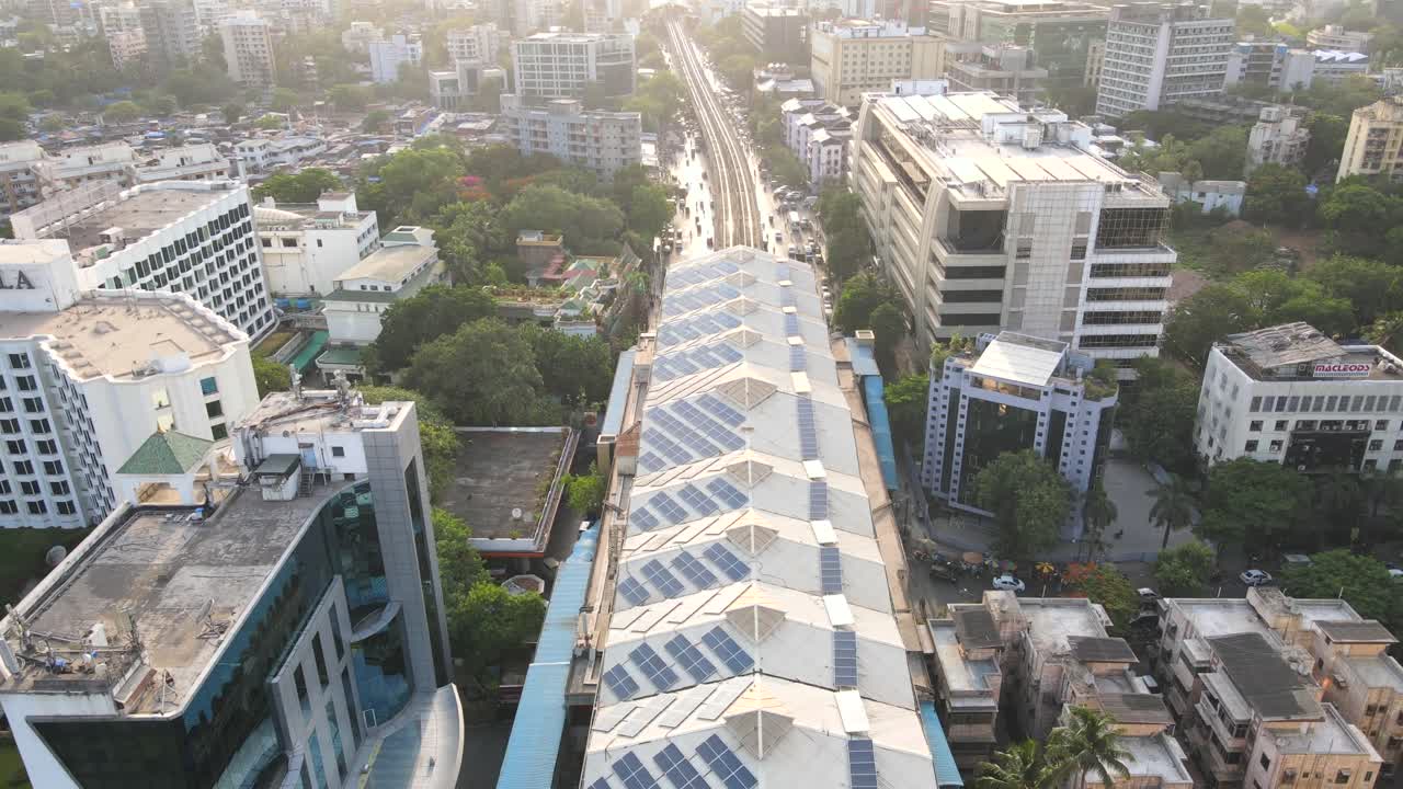 Imagem de drone, vista aérea da estação de metrô Andheri Marol, vista superior do Aeroporto Internacional de Mumbai, Índia, cidade verde em grande angular.