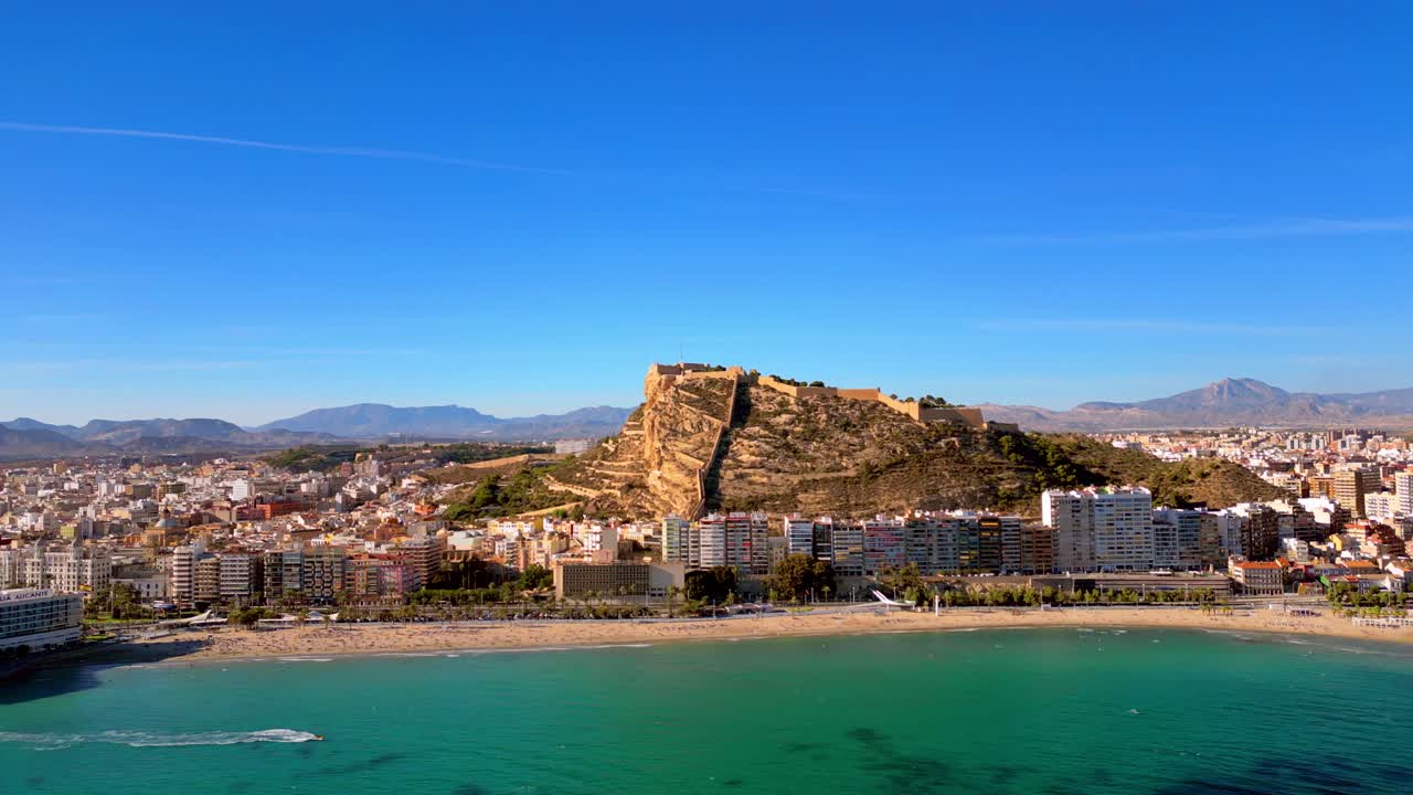 playa de postiguet en alicante españa con el castillo de santa barbara al fondo
