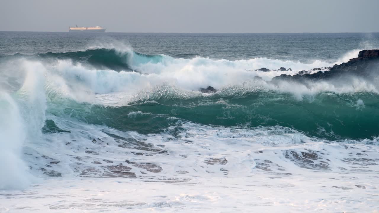 hermosas olas del océano en cámara lenta chocando y rompiendo en la orilla del mar en hawaii