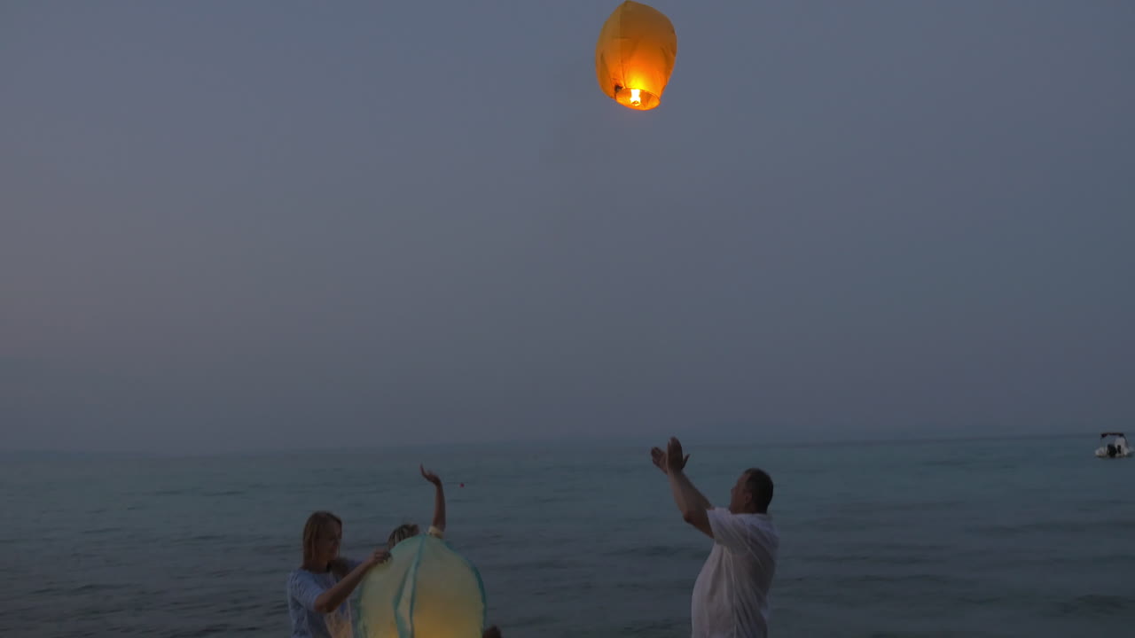 Familia feliz soltando una linterna de cielo