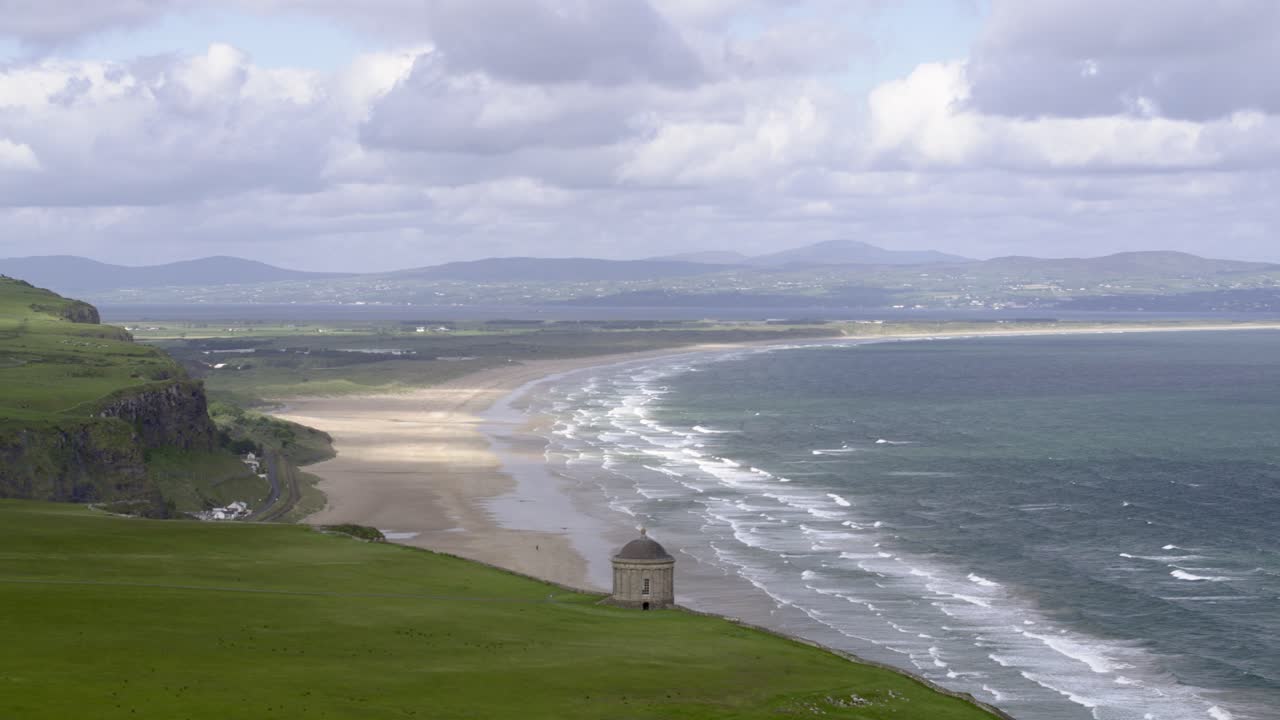 playa cuesta abajo y templo mussenden en la ruta costera de la calzada, irlanda del norte