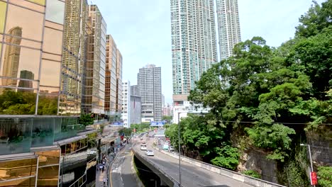 tráfico y rascacielos en la ciudad de hong kong