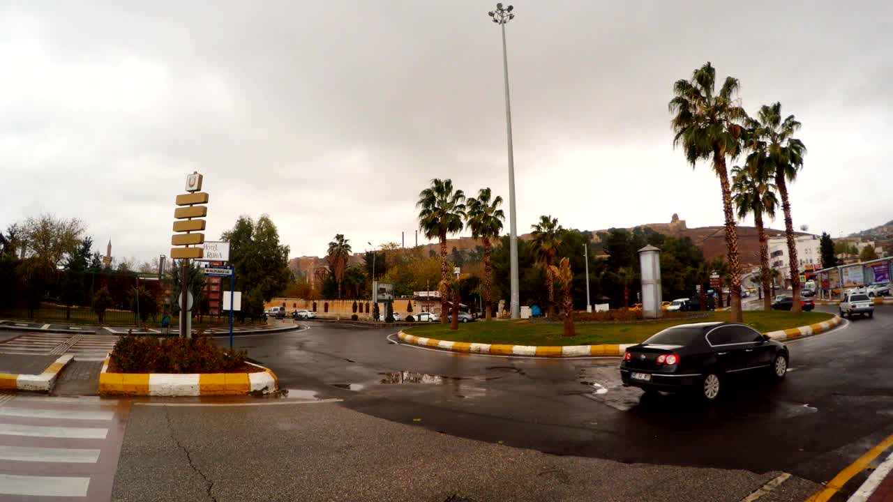 círculo de carreteras con palmeras coches circulan en el centro de la ciudad vieja de shanlyurfa