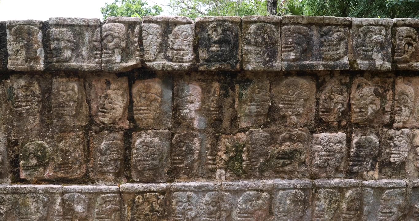 La Piattaforma dei Teschi (Tzompantli) Dettaglio del Bassorilievo, nel sito archeologico di Chichen Itza.