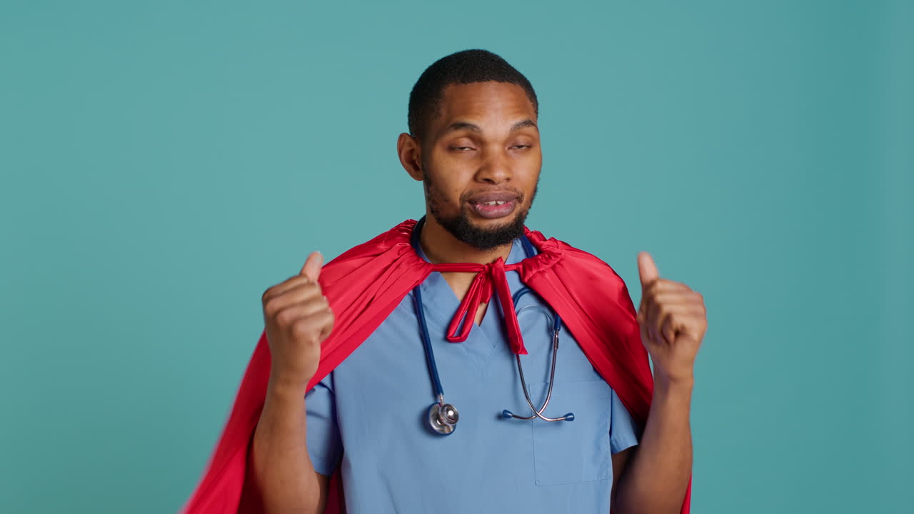 간호사는 슈퍼히어로를 연기하며 용기와 힘을 보여 질병과 싸우고 있습니다.