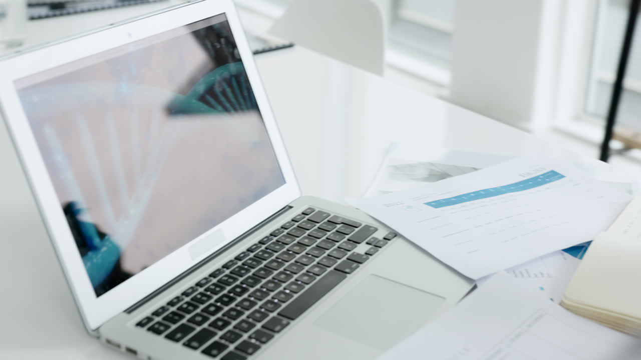 manos, documentos y escritura con un equipo médico