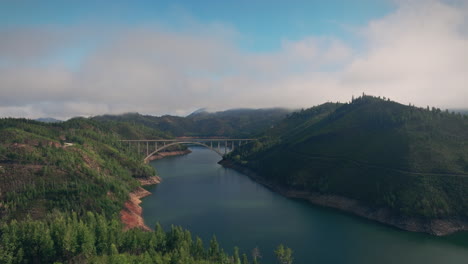 Valle-Del-Río-Zezere-Al-Amanecer-Toma-Larga-De-Drones