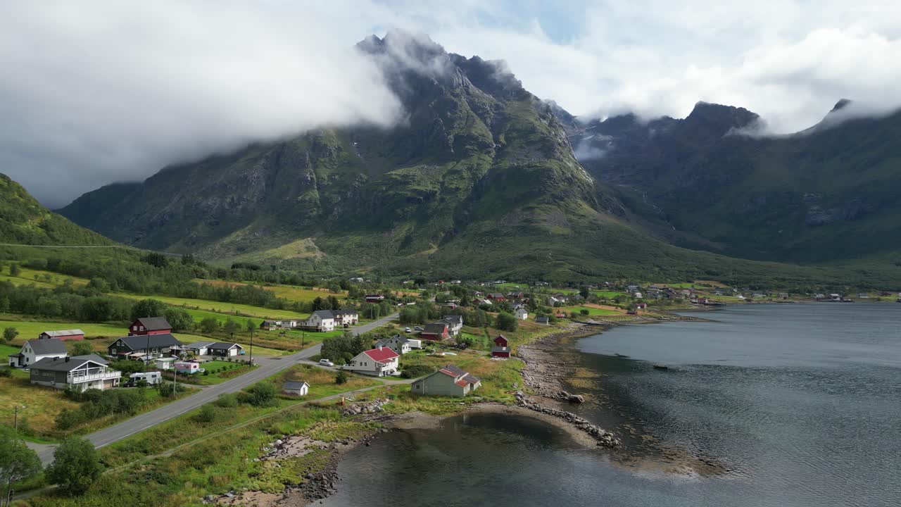las islas lofoten el paisaje dramático de la aldea de liland en nordland, noruega - círculo aéreo 4k
