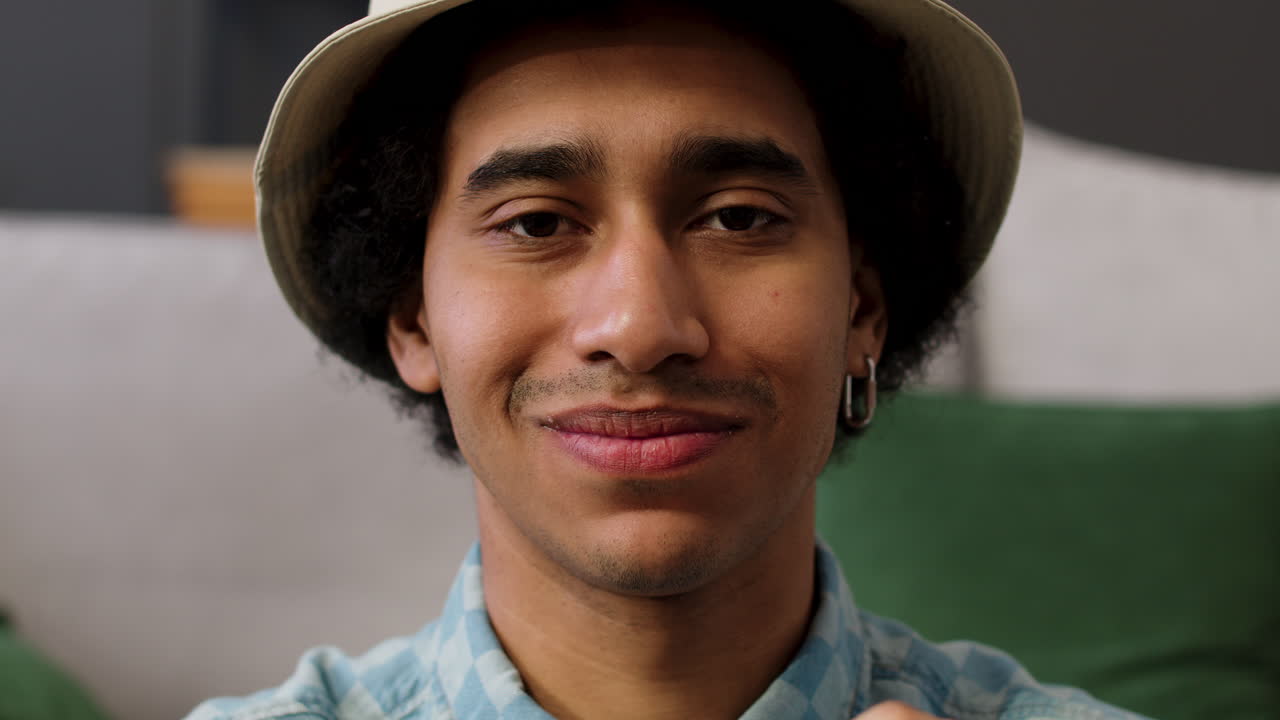 햄버거를 먹는 남자