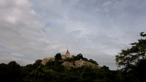 Wat-Phra-Phutthachai-Ist-Ein-Touristenziel-Für-Ausländer-Und-Thailändische-Staatsangehörige,-Die-Nach-Segnungen-Suchen