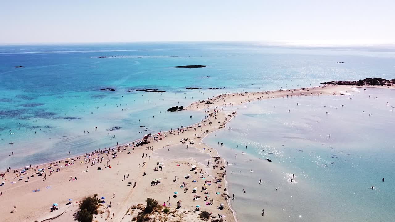 푸른 바다 물 을 가진 이국적 인 해변, 공중 드론  ⁇ 도 전망