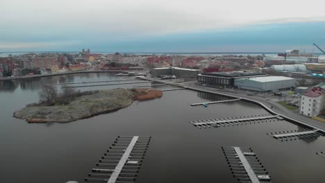 vista aérea de casas pintorescas en la isla paradisíaca sueca ekholmen en karlskrona, suecia-8