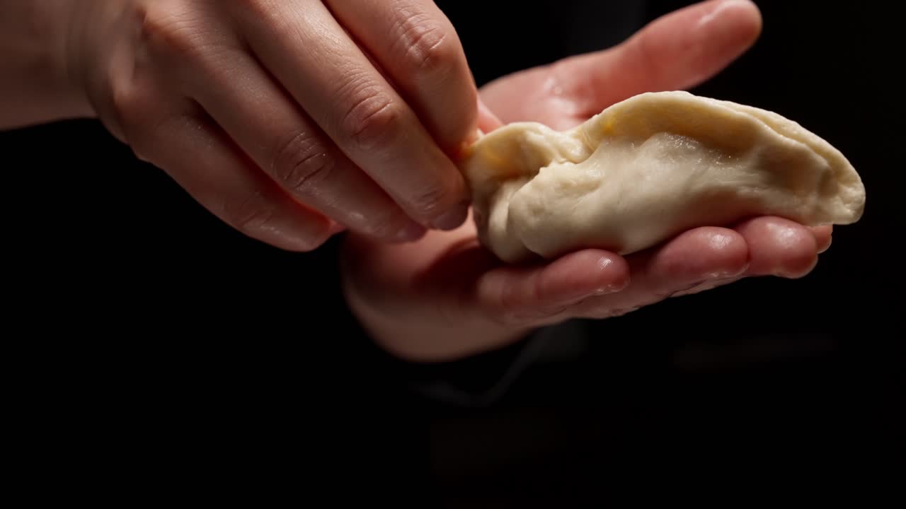 Primo piano di mani che modellano l'impasto per gnocchi