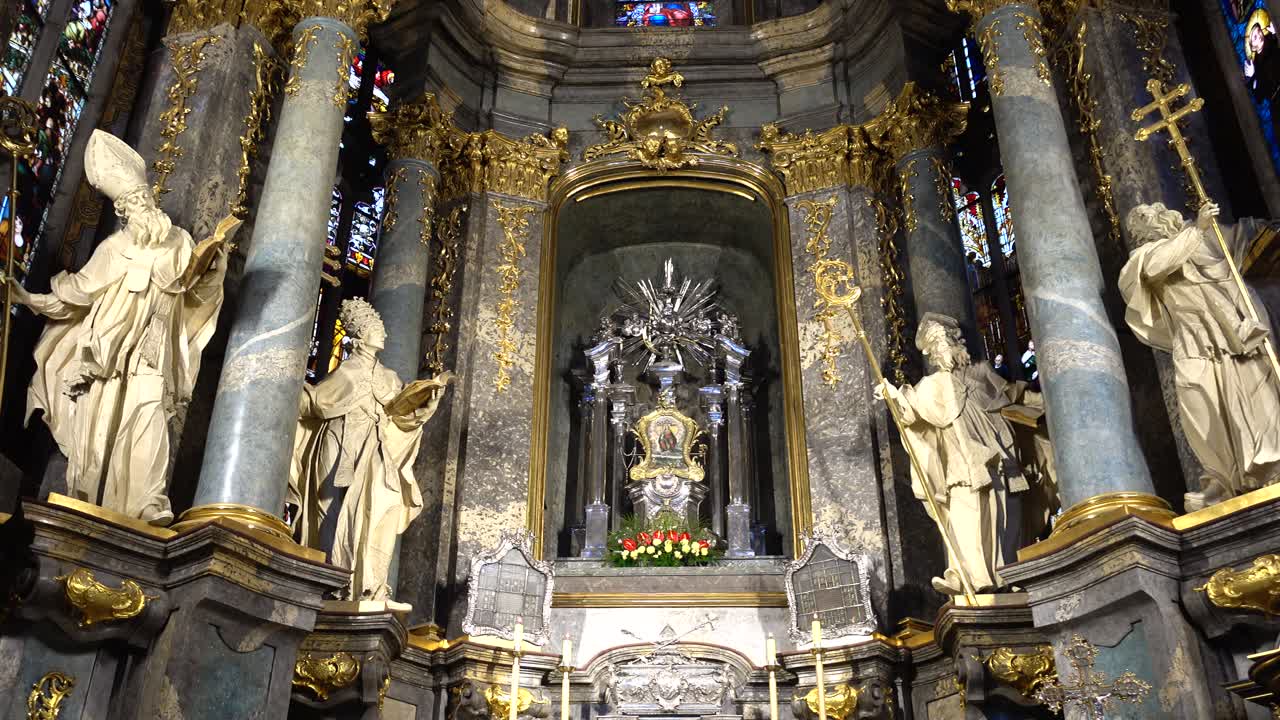 Záběr katolické katedrály. Lvov, Ukrajina.
