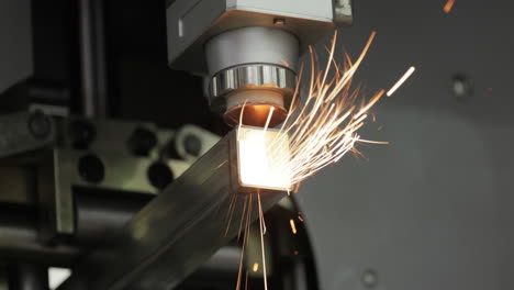 la découpe laser cnc du métal, une technologie industrielle moderne.