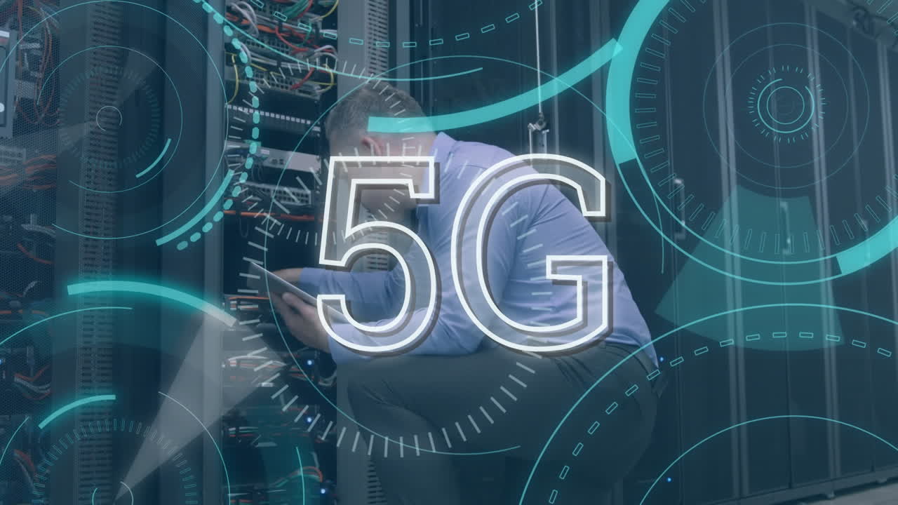 uomo che installa velocità 5g sulle torri dei server