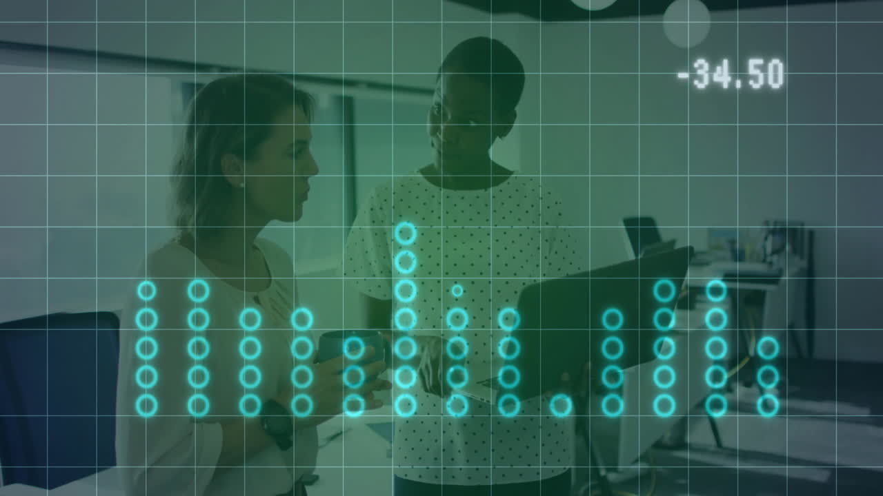 animación del procesamiento de datos financieros sobre diversos colegas que discuten el trabajo en la oficina