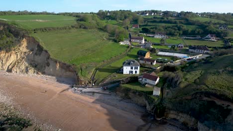 Luftaufnahme-Einer-Kleinen-Stadt-An-Der-Küste-Der-Normandie,-Frankreich,-Zoomen-Sie-Hinein