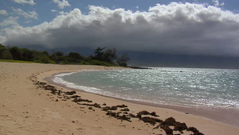 Las-Olas-Ruedan-Hacia-Una-Playa-De-Arena-Blanca-En-Hawaii