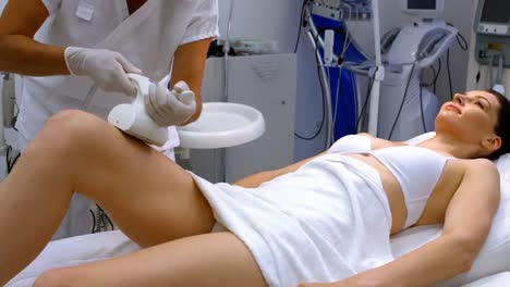 Mujer-Recibiendo-Terapia-Anticelulítica-Y-Antigrasa.