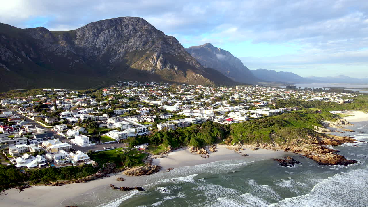 헤르마누스 보엘클립의 경치 좋은 해안 지역, 산 아래의 이웃