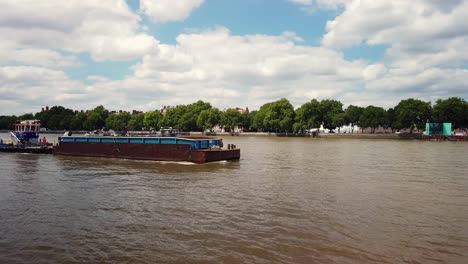 Barge-on-the-River-Thames-on-a-muddy-river-heading-east
