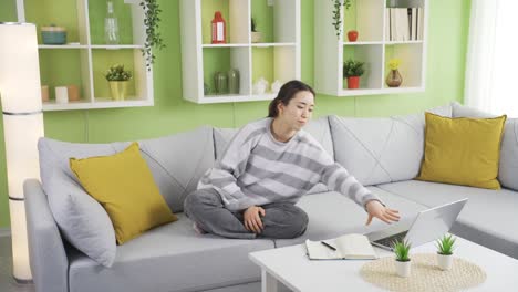 아시아 젊은 여성은 지쳤고, 피곤하고 원하지 않습니다.