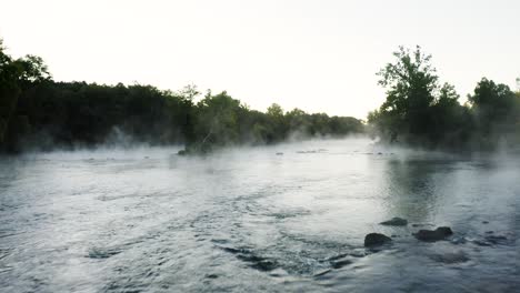 Ruhige-Luft-Des-Morgennebels-Auf-Gewundenem-Fluss