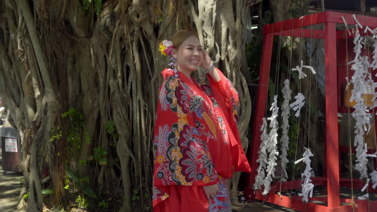 lating turista con vestido tradicional japonés de okinawa kimono ryusou en okinawa wold naha japón sonriendo feliz