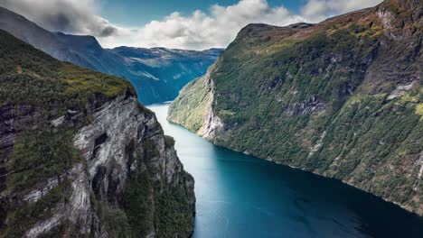 Vista-Aérea-Del-Magnífico-Fiordo-De-Geiranger