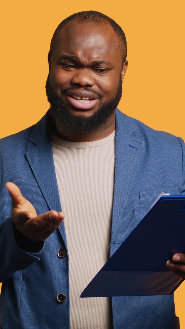 Vidéo verticale : employé faisant un budget financier, se plaignant des chiffres financiers
