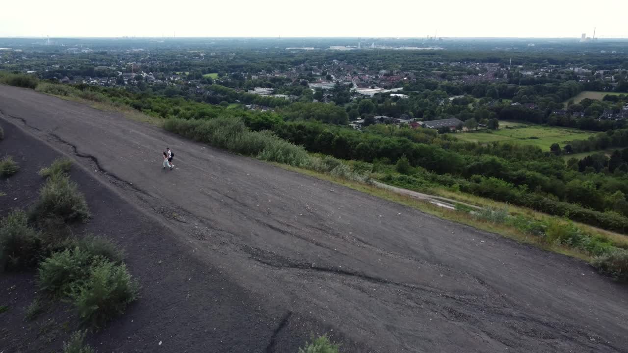 Vista aerea di una collina con una città sullo sfondo