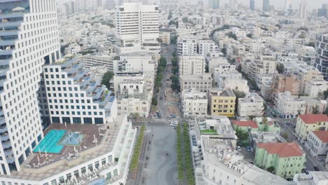 4k-Luftaufnahme-–-Majestätische-Aussicht-Auf-Die-Stadtlandschaft-Und-Die-Promenade-–-Strand-Von-Tel-Aviv-Bei-Sonnenuntergang