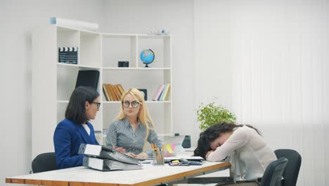 4k video of crop view of office with workers sharing opinions.