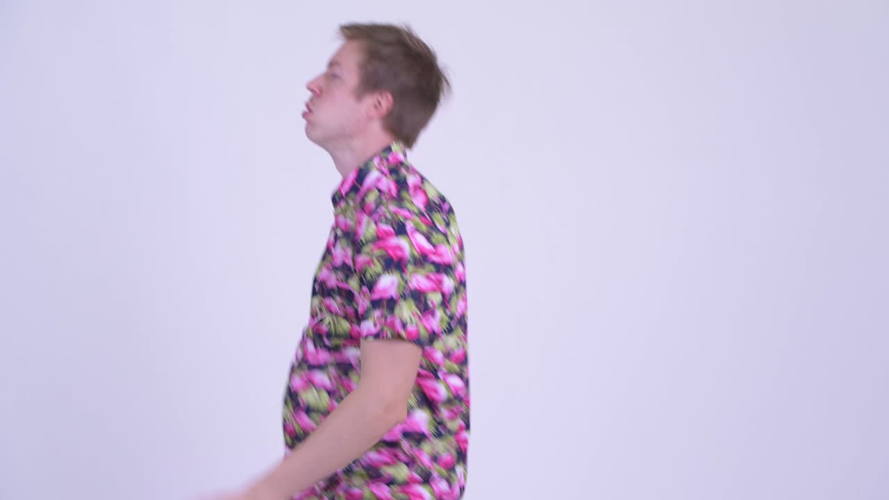 큰 배를 가진 젊은 관광객