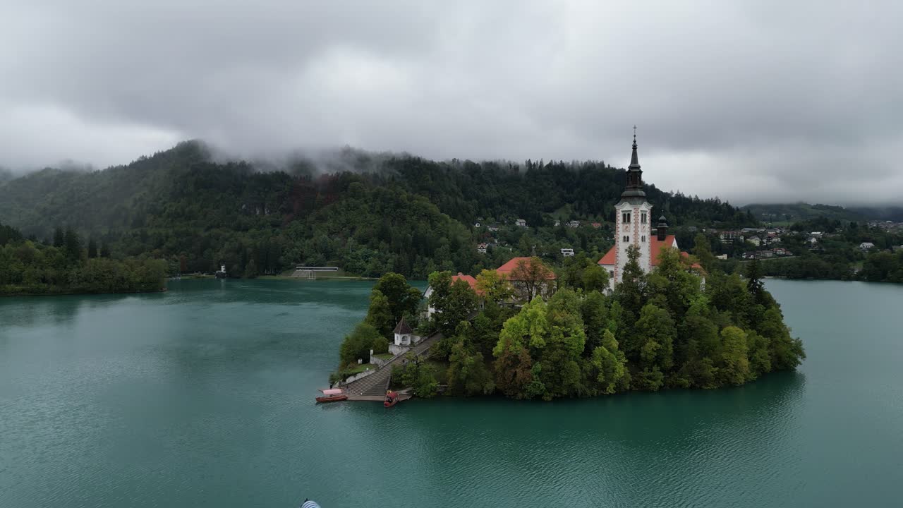 Jezioro Bled Słowenia, lotnicze ujęcie z drona z panoramowaniem